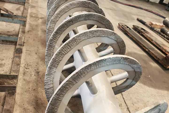 Refiner feed screw sert dolgu ve restorasyon uygulaması